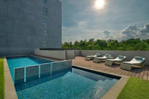 Four Points by Sheraton Balikpapan内部或周边的泳池