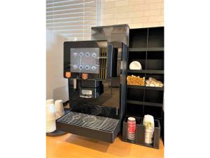 長野市にあるSmile Hotel Nagano - Vacation STAY 69515vのカウンターの上に置かれたコーヒーメーカー +21枚の写真