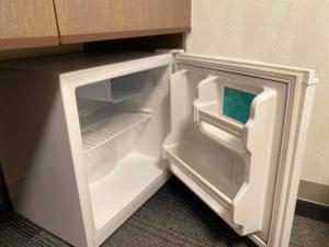 長野市にあるSmile Hotel Nagano - Vacation STAY 69515vのキッチンにあるドアが開いたままの空の冷蔵庫