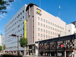 長野市にあるSmile Hotel Nagano - Vacation STAY 69515vの信号のある街路にある大きな白い建物