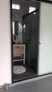 ein Badezimmer mit einem Spiegel, einem Waschbecken und einem Spiegel in der Unterkunft Matony in La Playa Bejarano