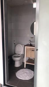 ein kleines Badezimmer mit Toilette und Waschbecken in der Unterkunft Matony in La Playa Bejarano