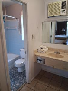 Un baño con lavabo, inodoro y espejo. en Country Inn LLC, en Townsend 59 fotos más