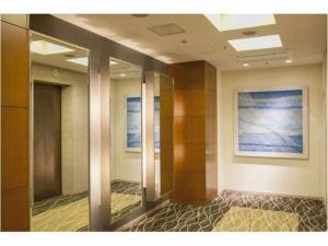 大阪市にあるSmile Hotel Osaka Yotsubashi - Vacation STAY 73550vの壁画のある廊下のある部屋