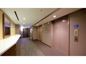大阪市にあるSmile Hotel Osaka Yotsubashi - Vacation STAY 73550vのウォークイン通路のあるオフィスビルの廊下 +5枚の写真