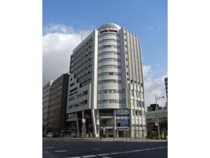 大阪市にあるSmile Hotel Osaka Yotsubashi - Vacation STAY 73550vの街路にある背の高い白い建物