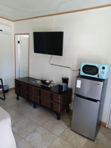 Habitación con nevera y TV en la pared. en Country Inn LLC, en Townsend