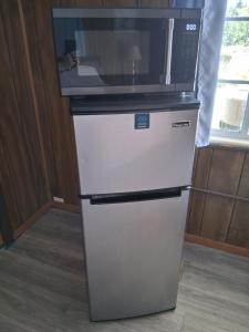 un microondas sobre una nevera en Country Inn LLC, en Townsend