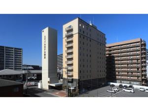 奈良市にあるSmile Hotel Nara - Vacation STAY 73745vの駐車場に車が駐車されている高層ビル