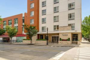 an empty street in front of a building at Fairfield Inn & Suites by Marriott Cincinnati Uptown/University Area in Cincinnati