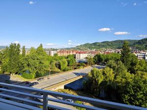 vistas a una ciudad con un puente y un río en Sunny River BL, en Banja Luka 1 foto más