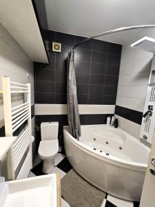 Un baño con bañera, inodoro y lavabo. en Sunny River BL, en Banja Luka