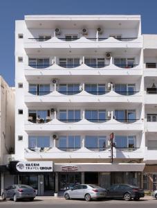 Budova, kde se hotel nachází + 10 fotografií