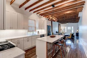 Una cocina o cocineta en Charming Stay In Lower Garden District