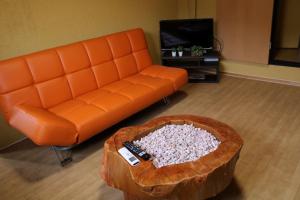 - un salon avec un canapé orange et une table basse dans l'établissement Sun Sea Cottage - Vacation STAY 75453v, à Tagawa