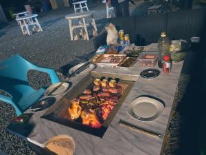 d'une table avec de la nourriture au-dessus dans l'établissement Sun Sea Cottage - Vacation STAY 74642v, à Tagawa 21 autres photos