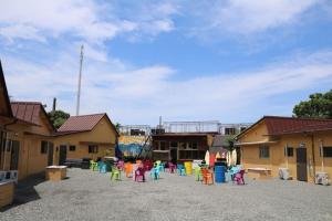 un groupe d'enfants jouant sur un parking dans l'établissement Sun Sea Cottage - Vacation STAY 75453v, à Tagawa