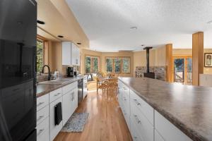 Una cocina o kitchenette en Peaceful Pines