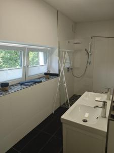 Imagine din galeria proprietății Ferienhaus Waldblick für max 10 Personen und 4 Hunde în Simmerath