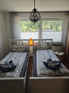 Un pat sau paturi într-o cameră la Ferienhaus Waldblick für max 10 Personen und 4 Hunde +37 fotografii