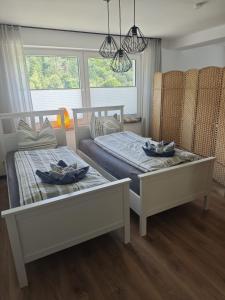 Un pat sau paturi într-o cameră la Ferienhaus Waldblick für max 10 Personen und 4 Hunde