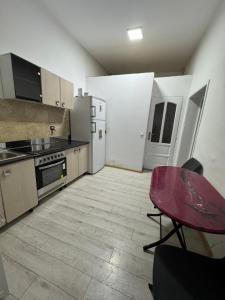 Kuchyň nebo kuchyňský kout v ubytování Downtown Private Rooms