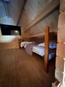 Zimmer mit einem Bett und einem TV im Dachgeschoss in der Unterkunft Lakeside Cottage On Muskoka Shores in Parry Sound + 3 Fotos