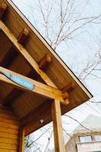 ein Dach einer Holzhütte mit einem Schild darauf in der Unterkunft Lakeside Cottage On Muskoka Shores in Parry Sound
