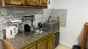 a kitchen counter with a sink and a microwave at La quinta in Piquete