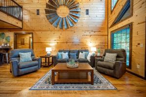 Χώρος καθιστικού στο Rustic Family Getaway - Hot Tub, Pool Table, Pets, Near Attractions
