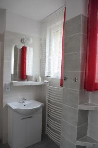 baño con lavabo y ducha con cortinas rojas en Willa Wanda, en Zakopane
