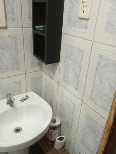 een badkamer met een witte wastafel en een toilet bij Hostel São Francisco 1 in Votorantim