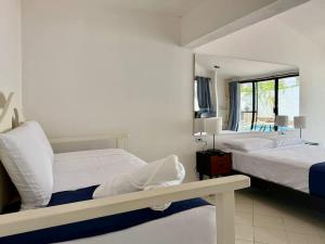 ein Schlafzimmer mit zwei Betten und einem Fenster in der Unterkunft Hermoso y brillante alojamiento con piscina in Mérida + 6 Fotos