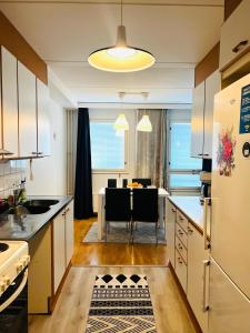 Kuchyň nebo kuchyňský kout v ubytování Spacious City Retreat with Private Sauna