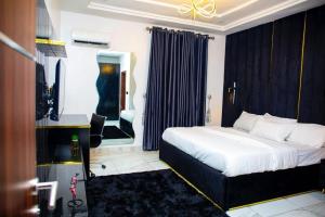 una habitación de hotel con una cama y una silla en 1 Bedroom Apartment in lifecamp, en Gwarinpa