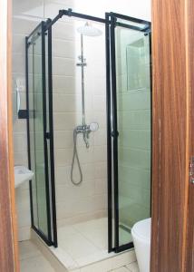 una ducha con puerta de cristal en un baño en 1 Bedroom Apartment in lifecamp, en Gwarinpa