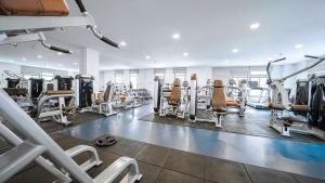 un gimnasio con muchas cintas de correr y máquinas en Arcadia Beach 芭提雅市中心公寓, en Pattaya South