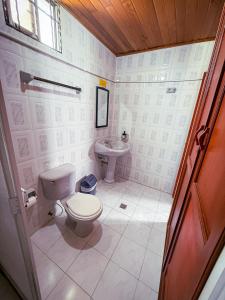 a bathroom with a toilet and a sink at Casa Blanca Increíble Casa Completa Valledupar in Valledupar +98 photos