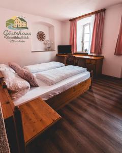 Postel nebo postele na pokoji v ubytování Gästehaus Altmühltalblick Mörnsheim