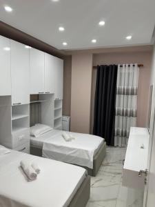 Ένα ή περισσότερα κρεβάτια σε δωμάτιο στο Palm View Luxury Apartment Golem