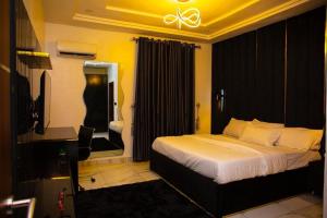 Ένα ή περισσότερα κρεβάτια σε δωμάτιο στο 2 Bedroom Apartment in Abuja lifecamp +3 φωτογραφίες