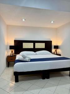 ein Schlafzimmer mit einem großen Bett in einem Zimmer in der Unterkunft Sunlit Hideaway plus shared Pool for 6 in Mérida