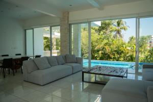 ein Wohnzimmer mit Sofa und Tisch in der Unterkunft NEW Bamboo Pacifica in Acapulco
