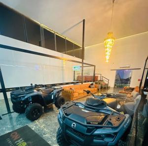 twee ATV's geparkeerd in een woonkamer naast een bank bij On Hotel Campos do Jordao centro capivari e Passeio Quadriciclo in Campos do Jordão