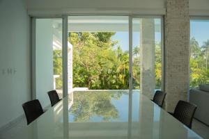 ein Esszimmer mit Glastisch und Stühlen in der Unterkunft NEW Bamboo Pacifica in Acapulco