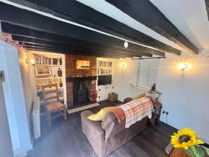 O zonă de relaxare la Alma Cottage - Cosy Romantic Retreat - Log Burner +23 fotografii