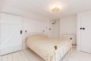 Un pat sau paturi într-o cameră la Alma Cottage - Cosy Romantic Retreat - Log Burner