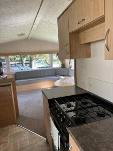 Gallery image of The Pines Caravan at Newquay Holiday Park in Porth