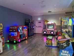 Gallery image of The Pines Caravan at Newquay Holiday Park in Porth +38 photos