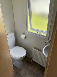 Gallery image of The Pines Caravan at Newquay Holiday Park in Porth